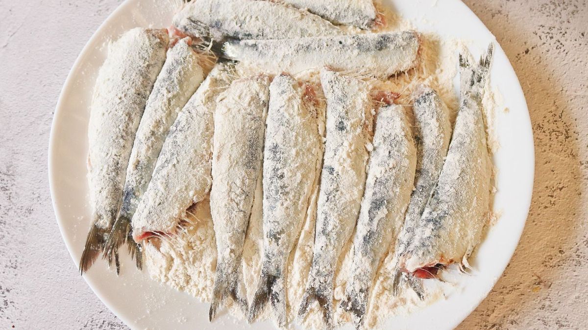 Enharinar las sardinas