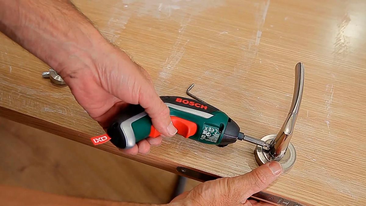 Cómo empapelar una puerta de interior paso 1