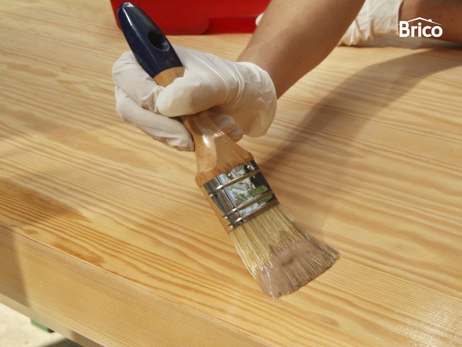 Barnizando un mueble de exterior de madera