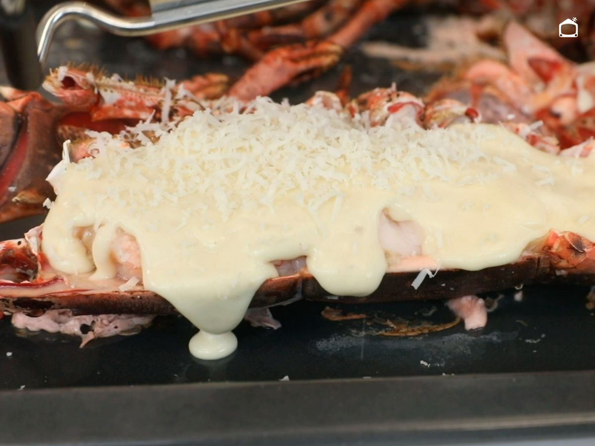 Rellena el bogavante, añade la bechamel y el queso rallado