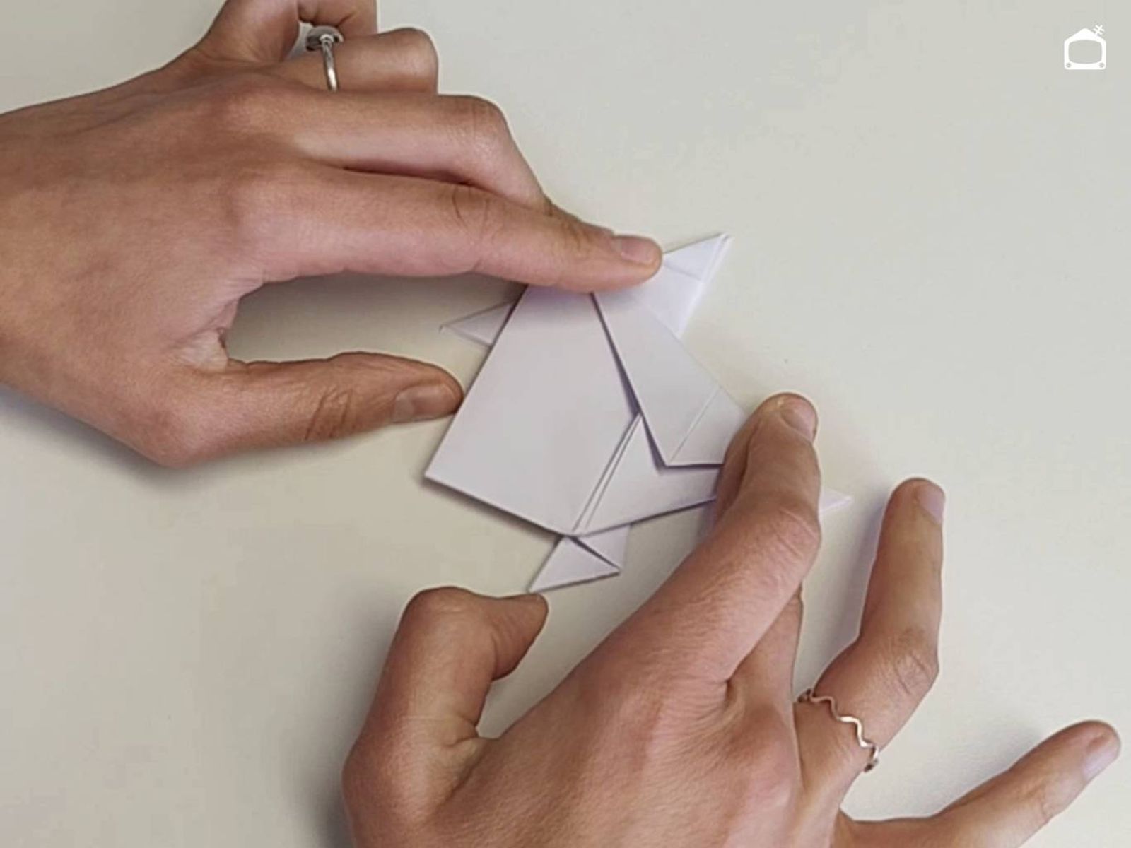 Dobla tres triángulos para marcar el torso.