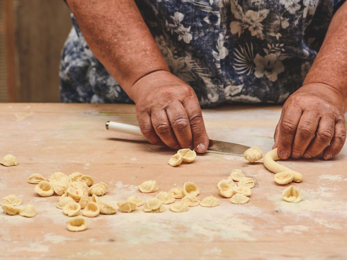 Las nonnas elaboran orecchiette, la pasta típica de Puglia
