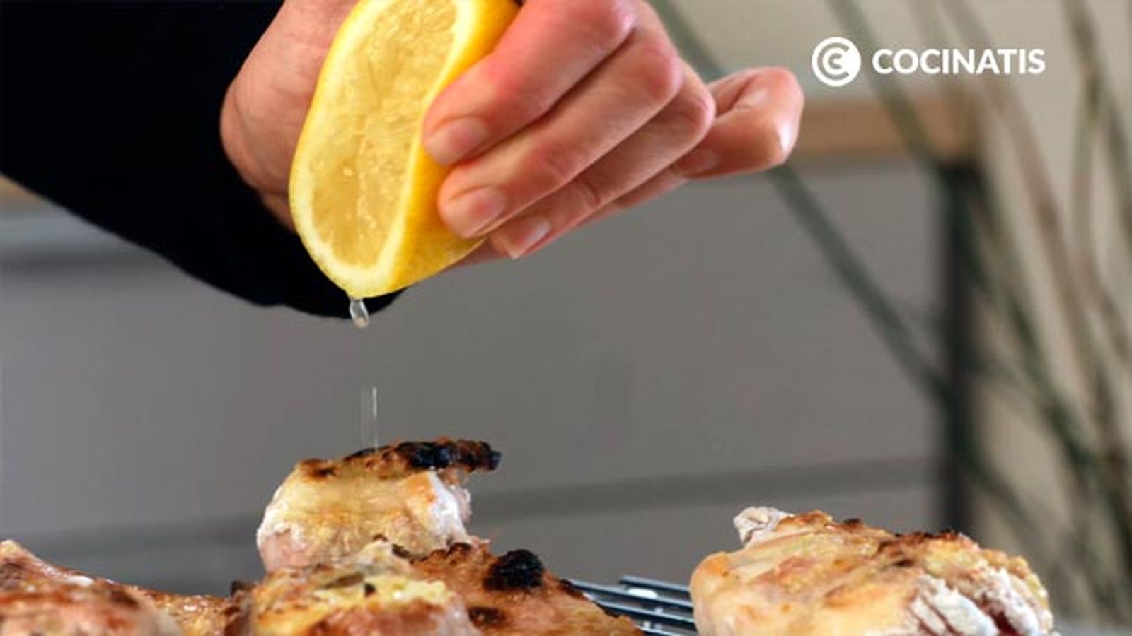 Dóralo por ambos lados y añade otro chorrito de limón Receta de carne de conejo a la parrilla con limón paso 4