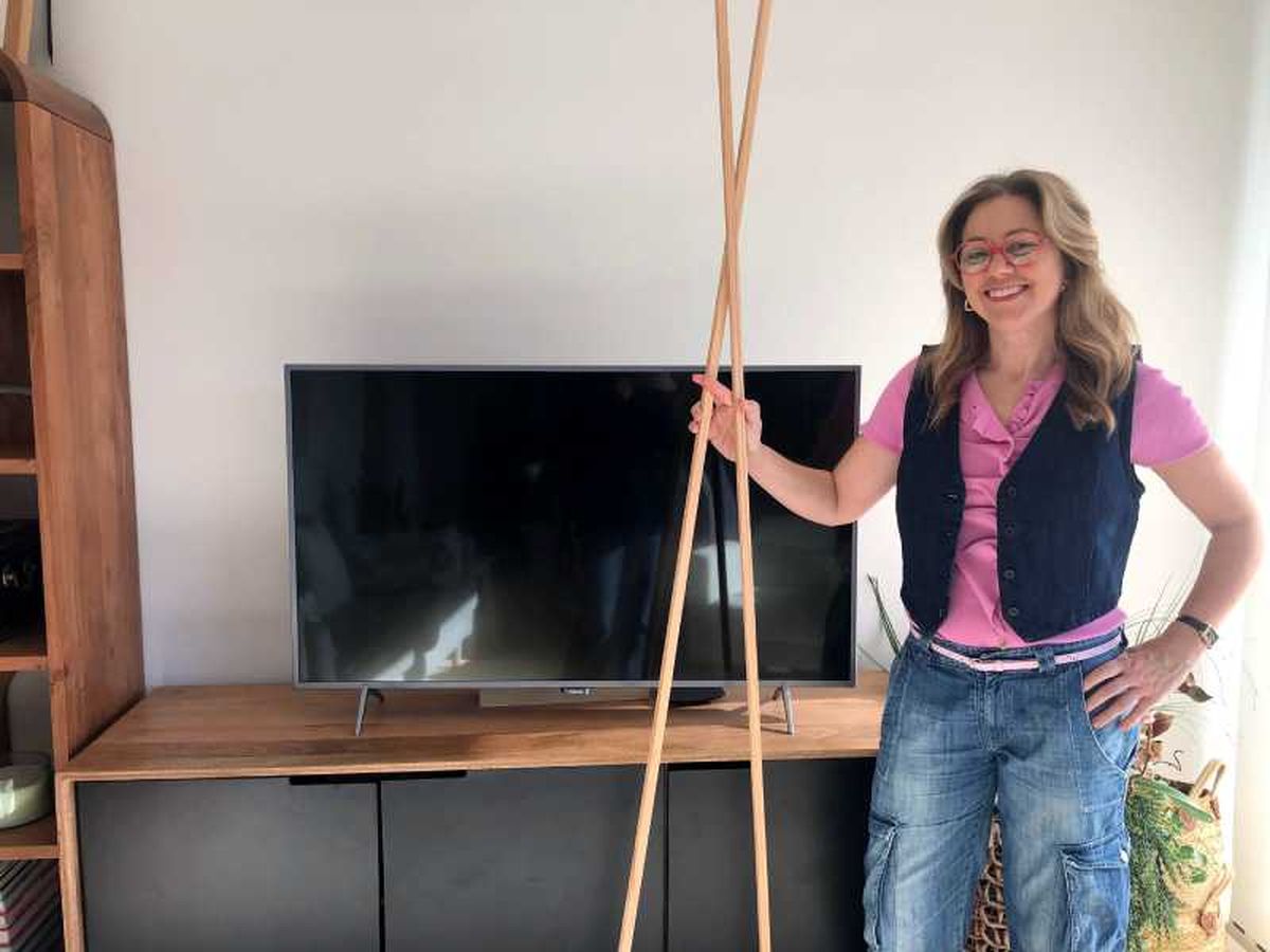 Yolanda Alzola con los listones para elaborar el marco.