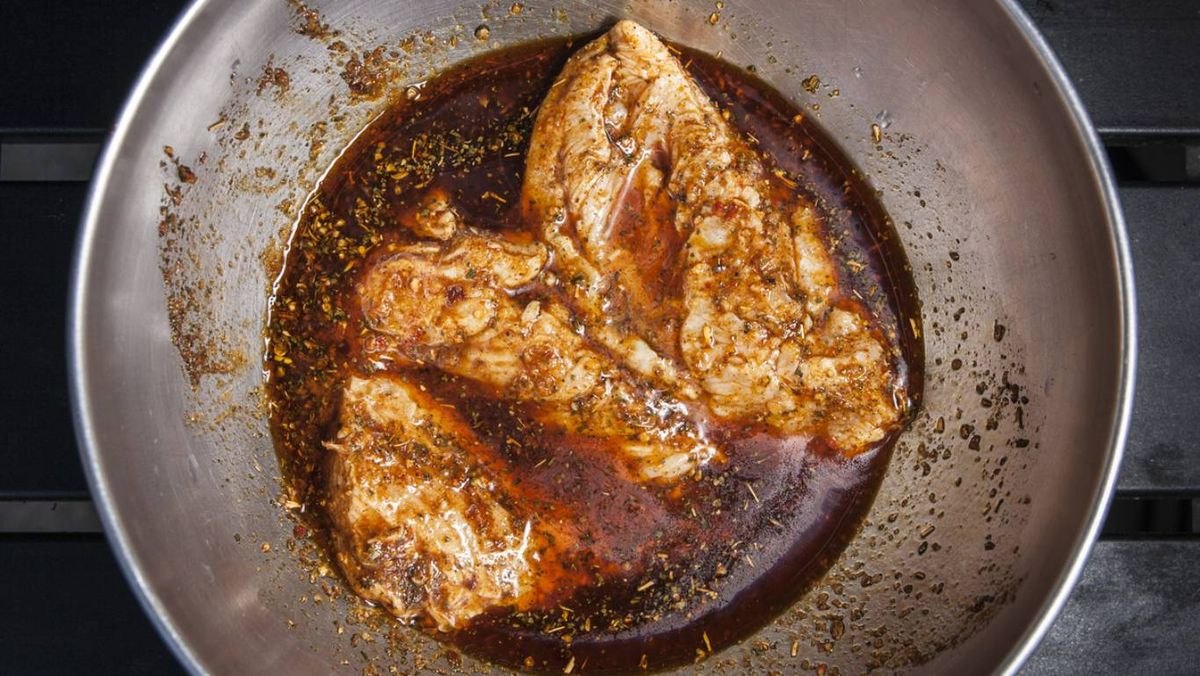 Pechugas de pollo marinadas en una mezcla de aceite, especias y hierbas.