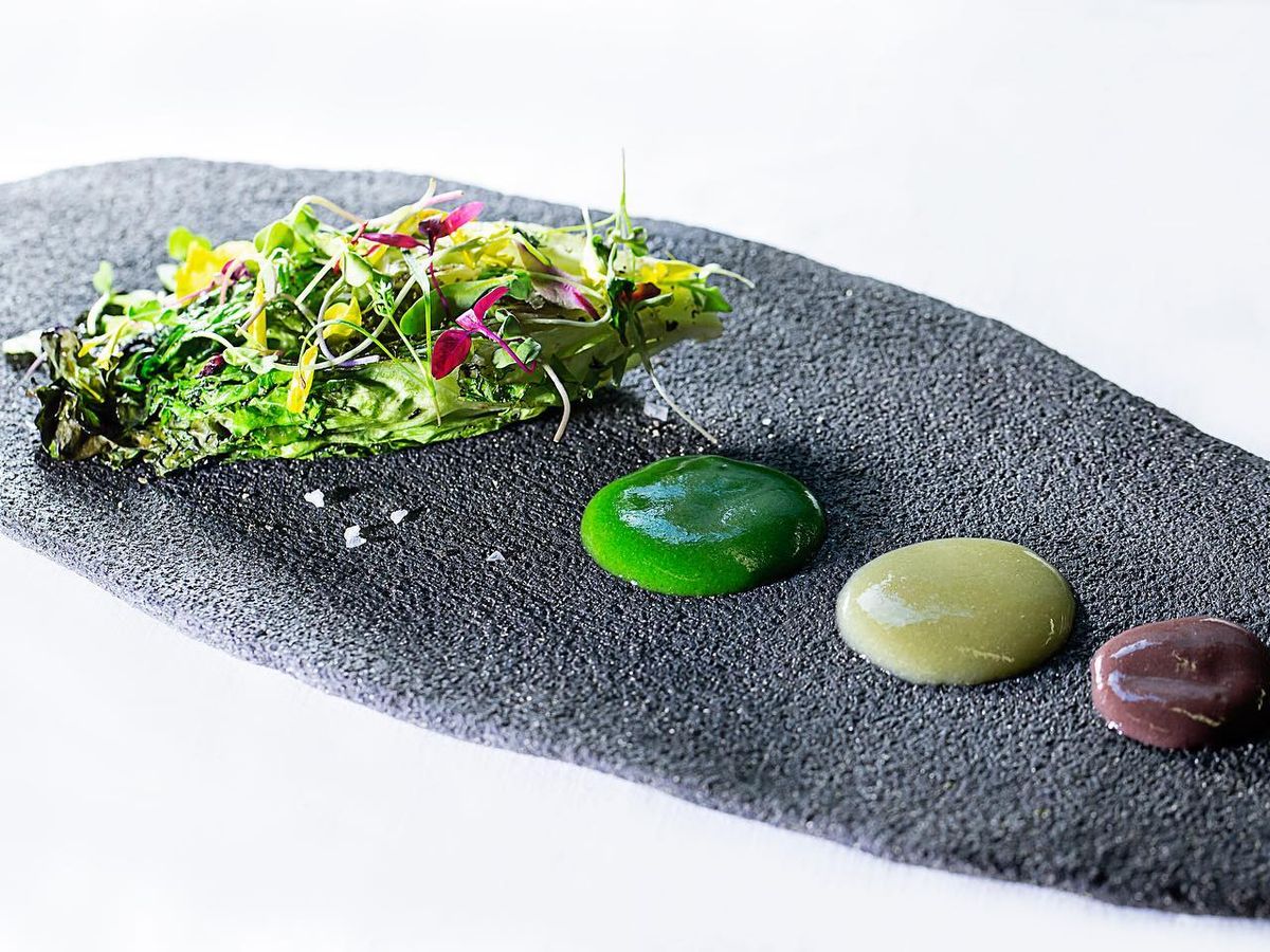 Plato de Les Cols (Fina Puigdevall) donde las aceitunas tres colores son las protagonistas.