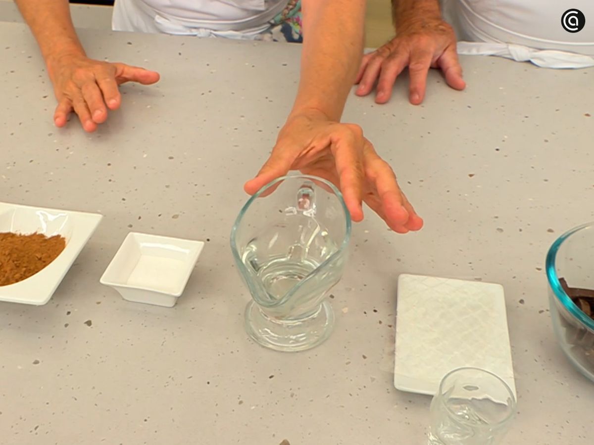Mezcla azúcar y agua para hacer el almíbar