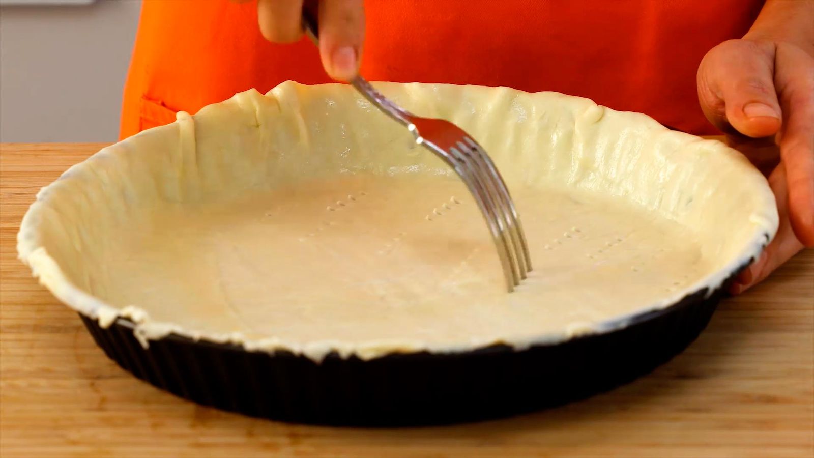 Haz marcas superficiales con un tenedor en la masa Receta de tarta de piña con crema de almendras paso 1