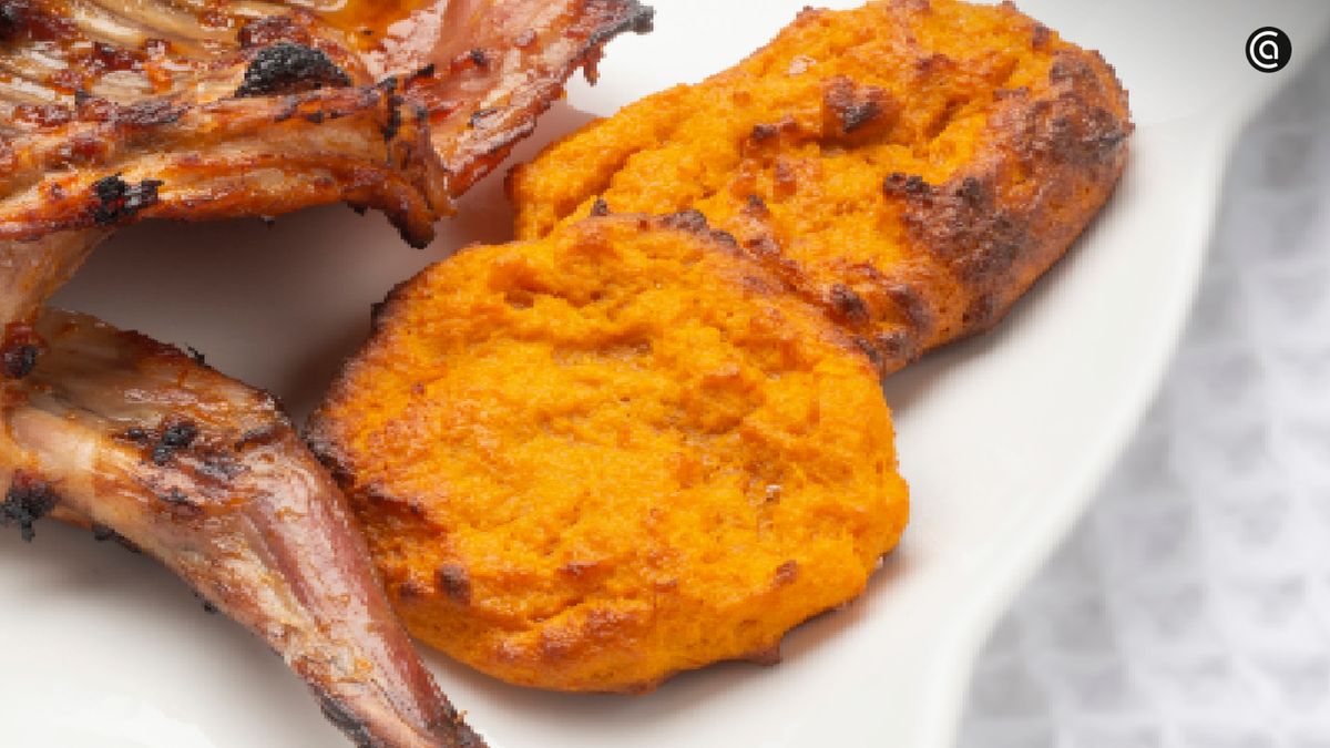 Tortitas de boniato al horno, acompañadas de conejo a la parrilla, una opción perfecta
