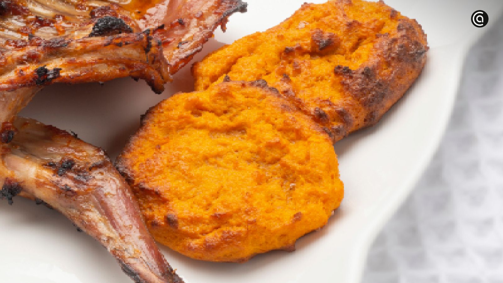 Tortitas de boniato al horno, acompañadas de conejo a la parrilla, una opción perfecta