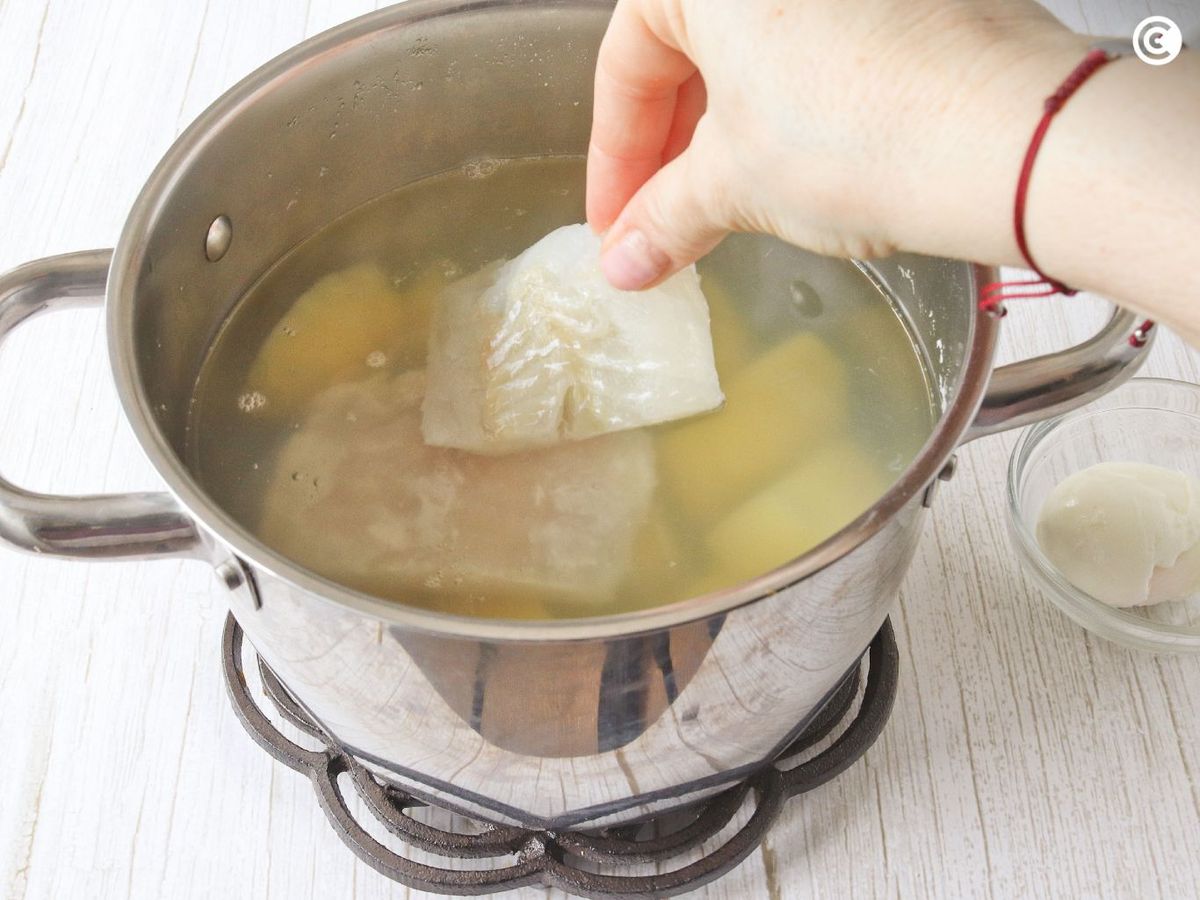 Cocer brevemente el bacalao para el atascaburras