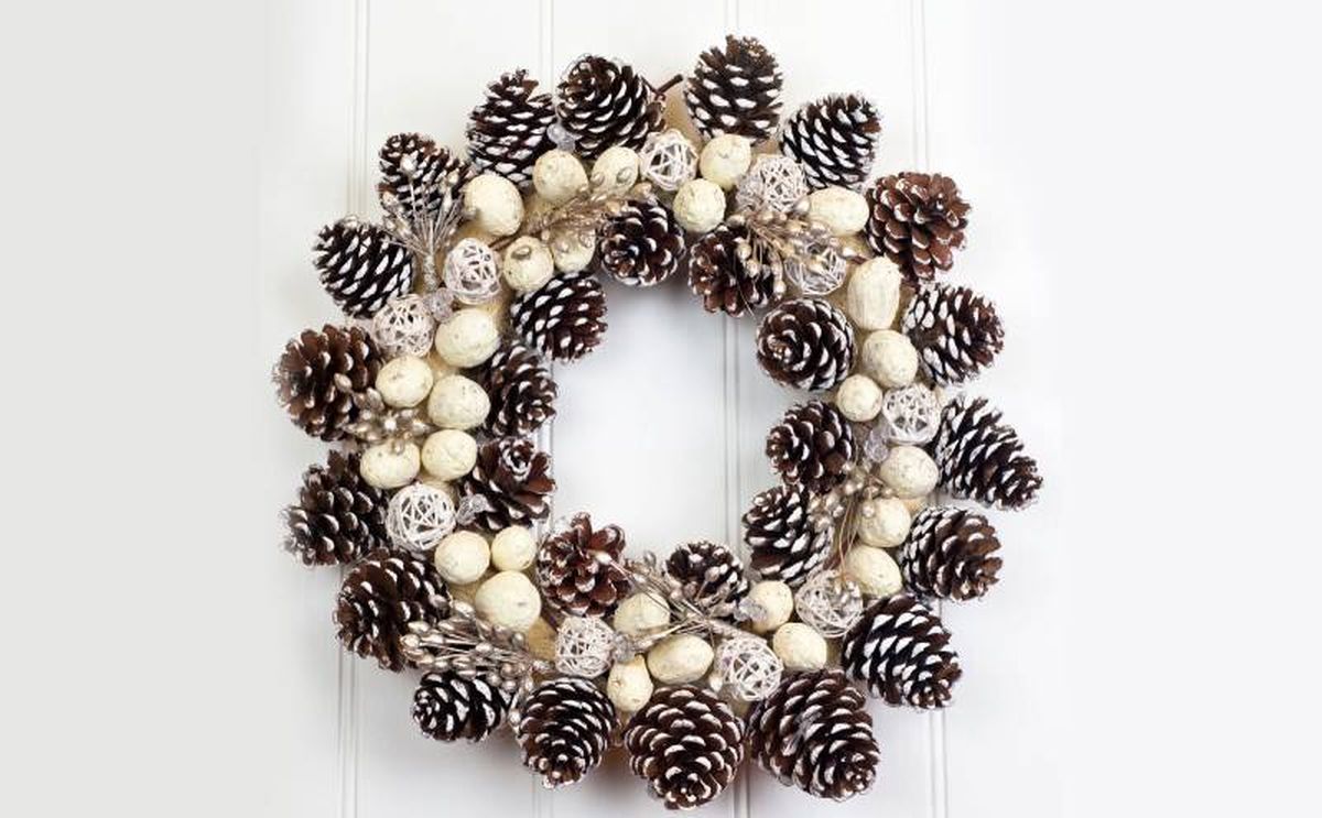 Corona navideña hecha con piñas secas.