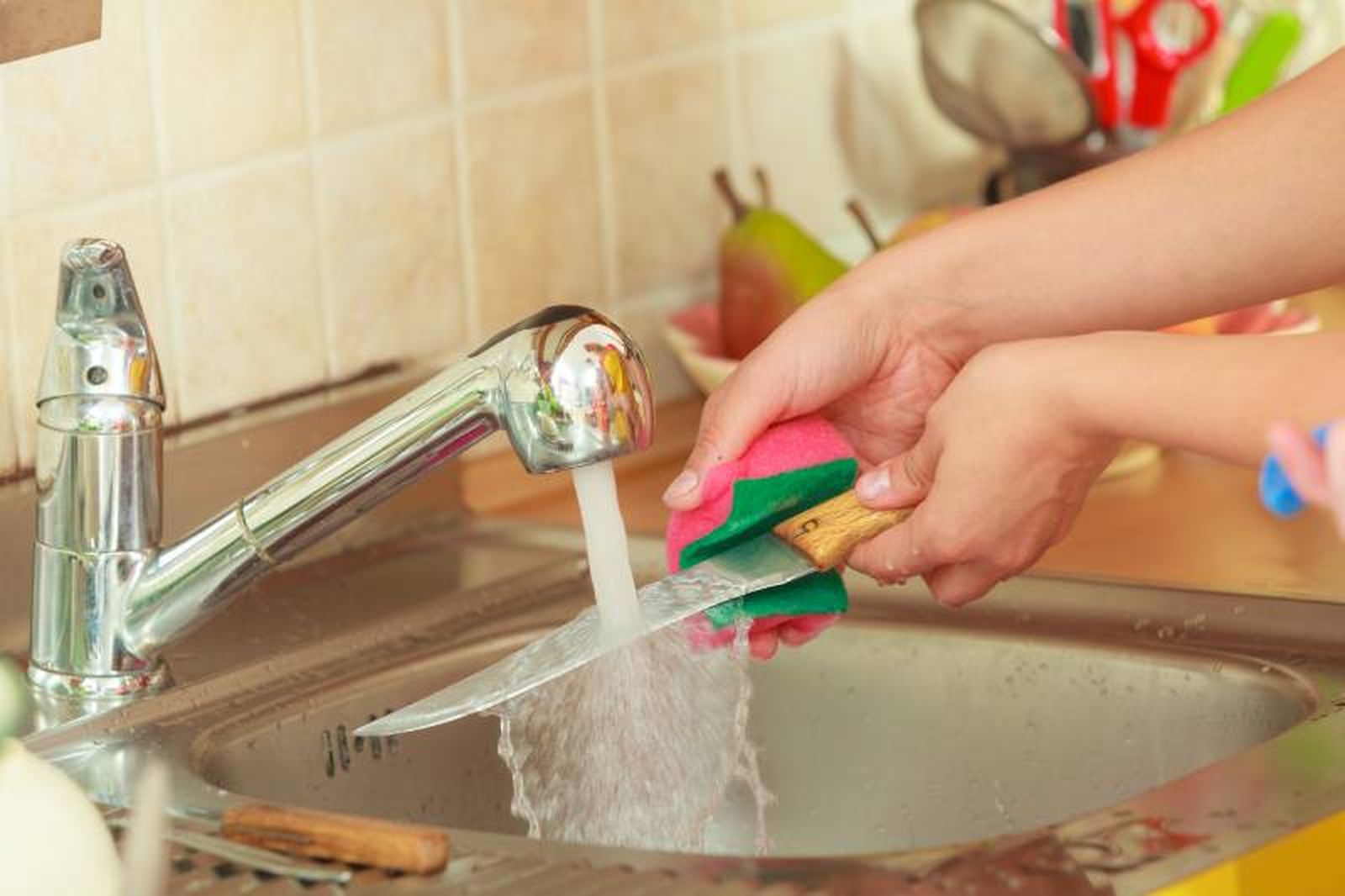 Lava el cuchillo con agua fría para eliminar el olor a ajo
