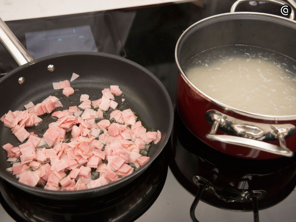 Cocina el arroz, enfríalo y prepara el jamón salteado