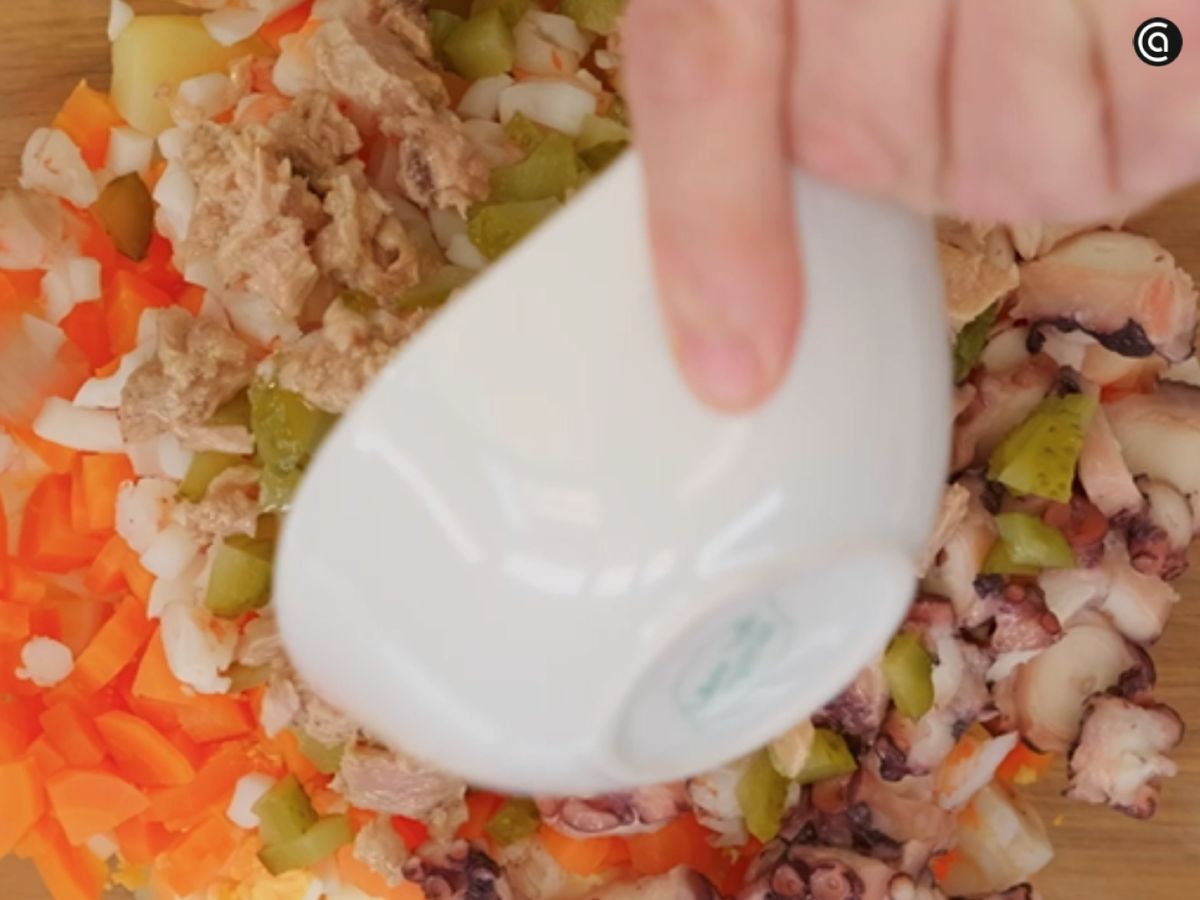 Pepinillos y atún escurrido se añaden al resto de ingredientes.