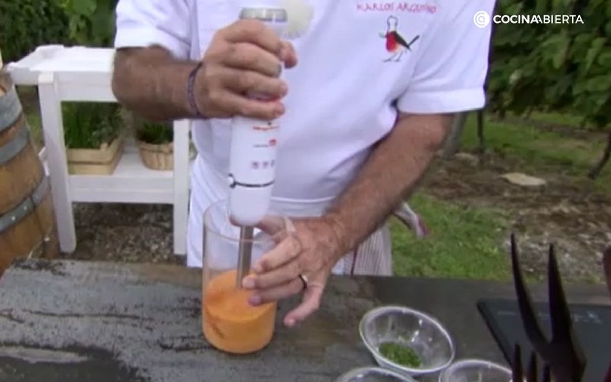 Bate las verduras para engordar el caldo de las pochas con almejas