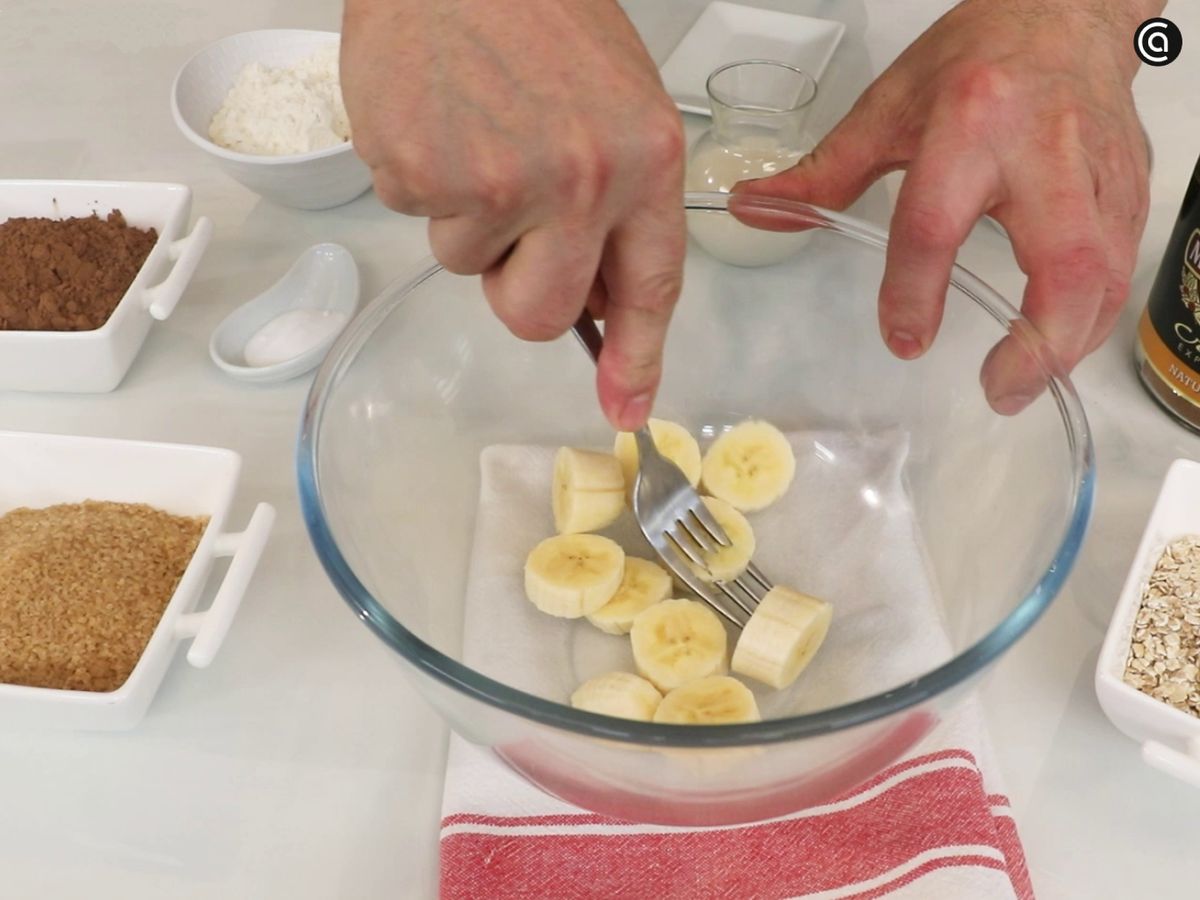 Magdalenas veganas de chocolate y café: tritura el plátano