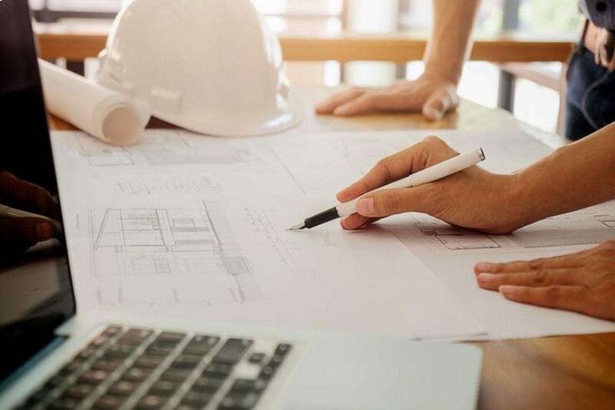 Revisando planos de reforma de casa.