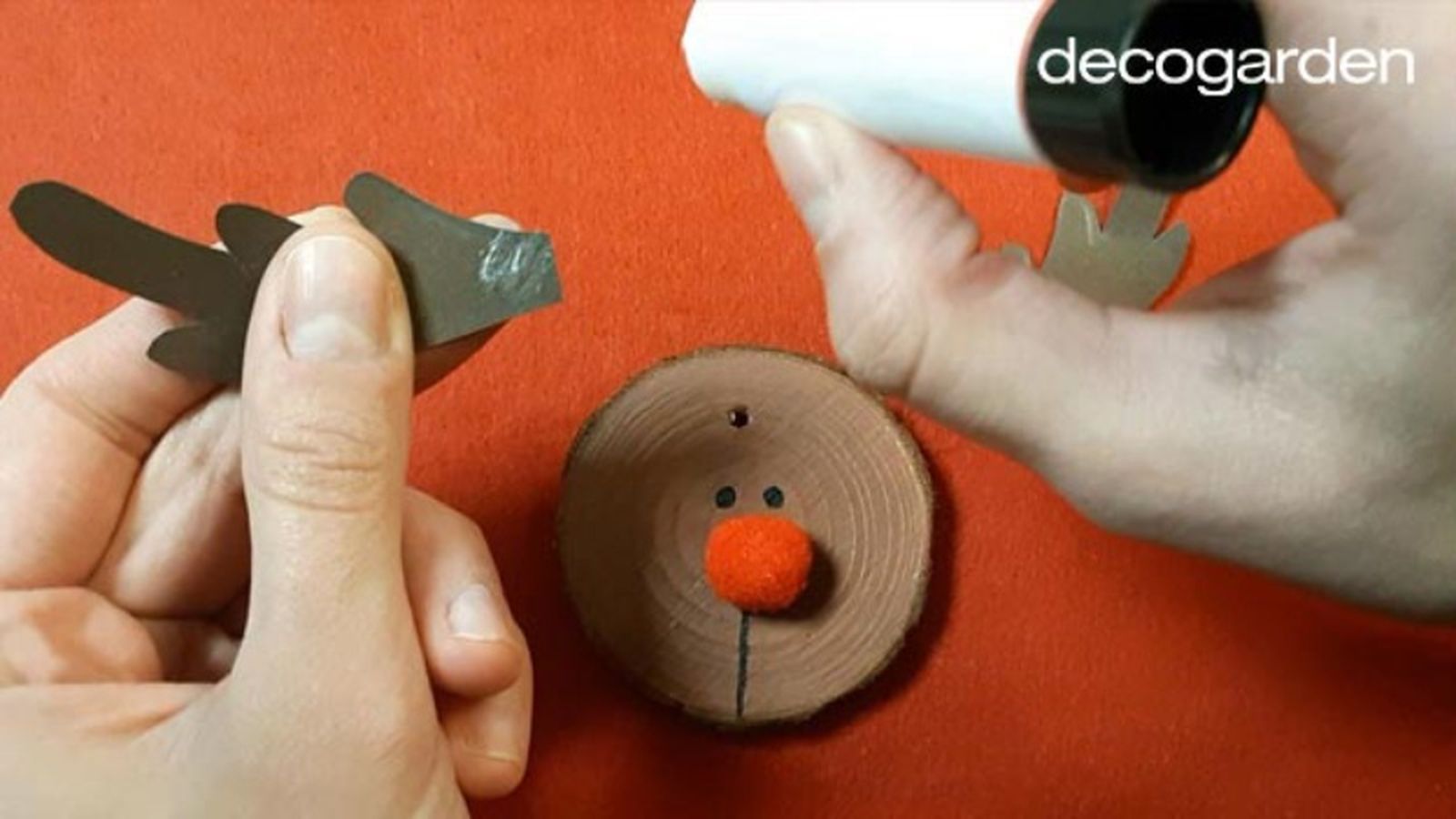 Pegar las astas al disco de madera pintado de reno. Pegar las astas al disco de madera pintado de reno.