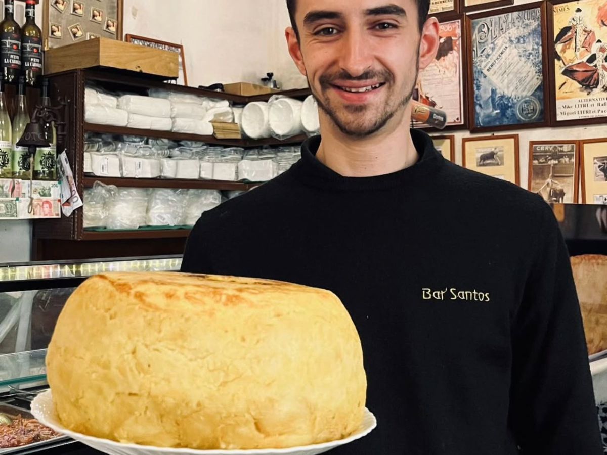 Una de las tortillas del Bar Santos recién hecha, con sus característicos 30 huevos y 7 kilos de patata.
