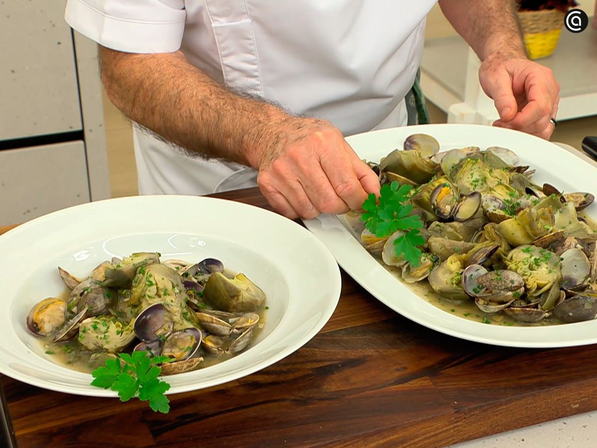Decora las alcachofas con almejas en salsa verde con perejil