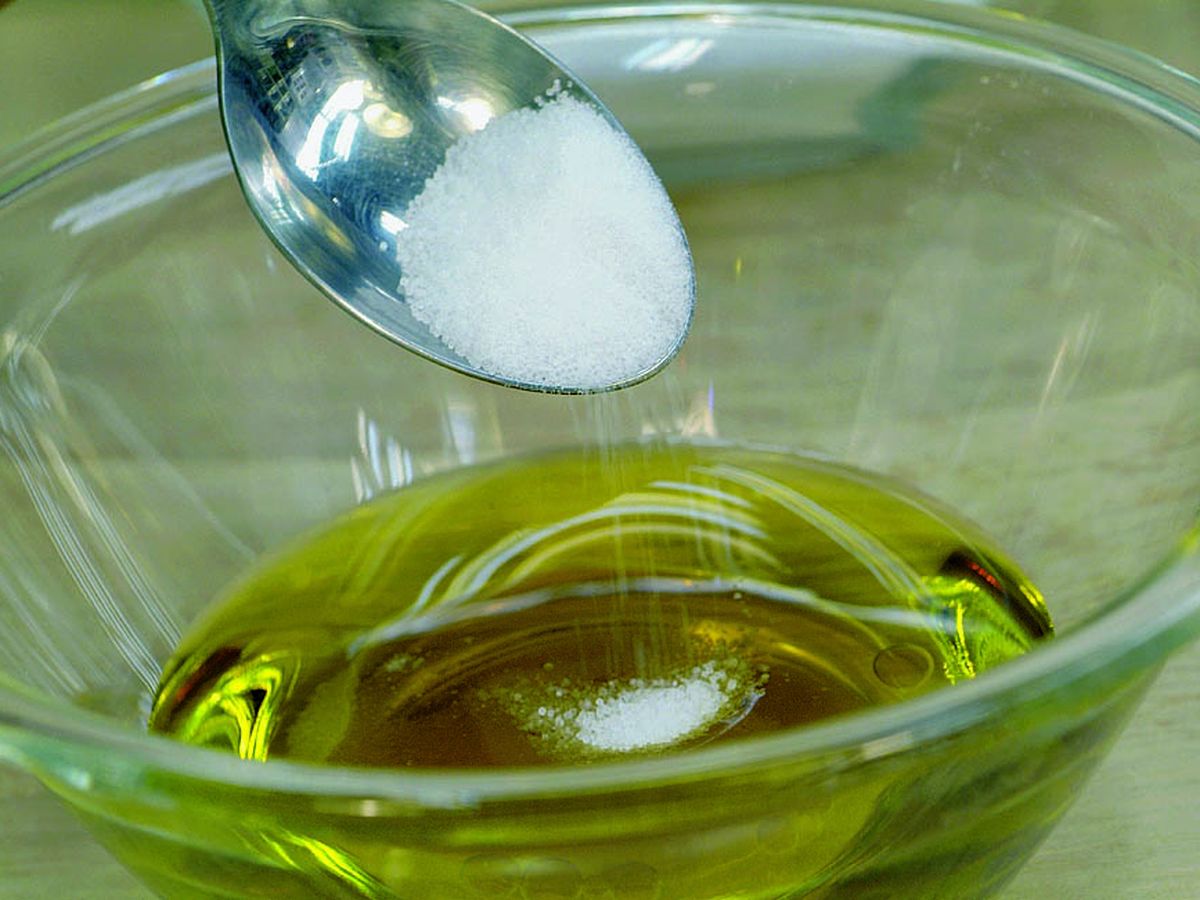 El tercer paso es echar la sal en el bol