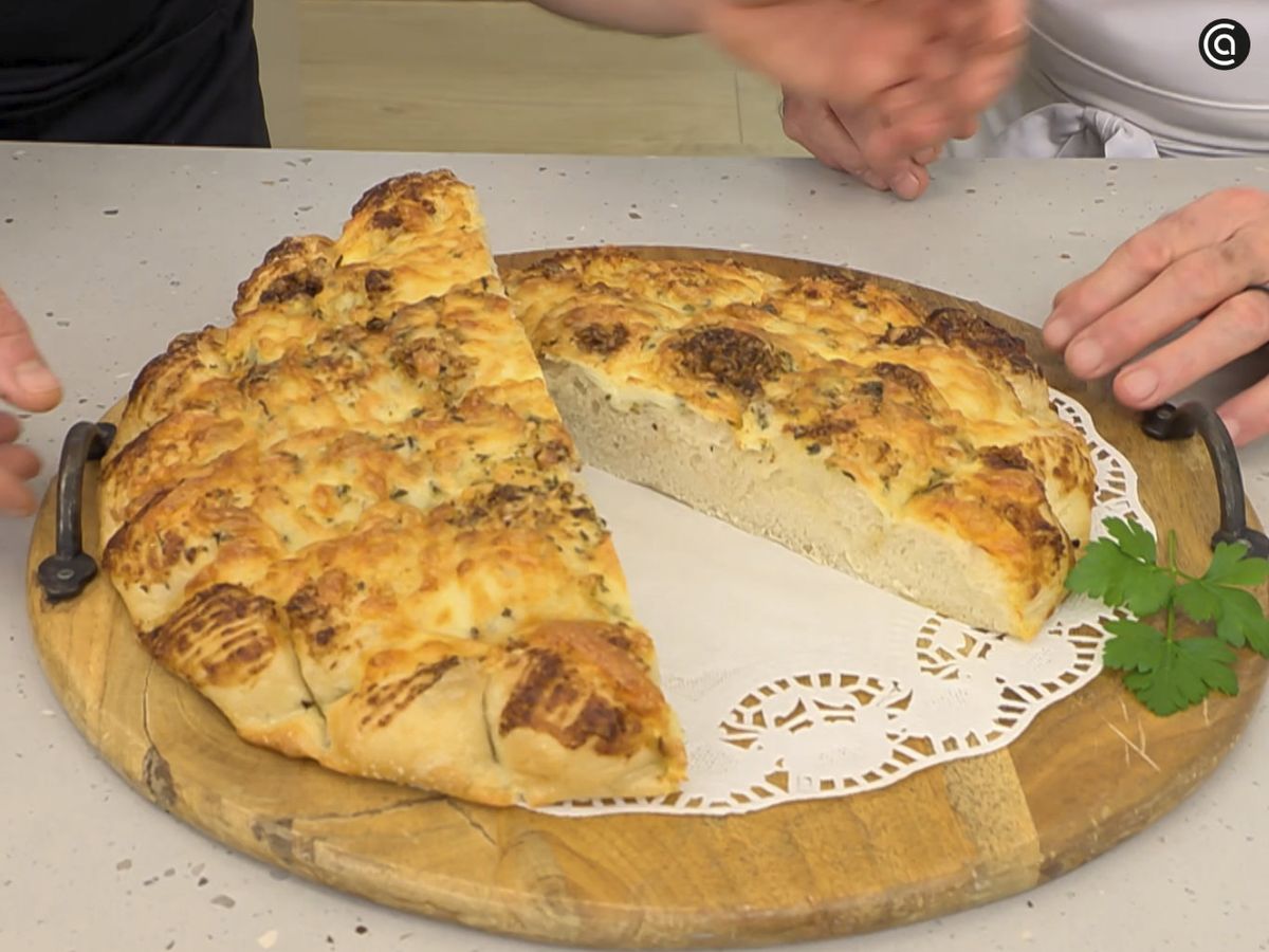 Retira el pan del horno, deja que se enfríe un poco y córtalo