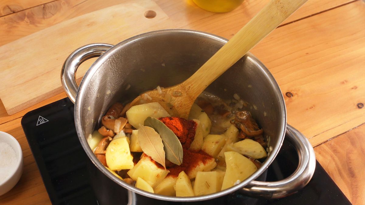 Receta guiso de níscalos con patatas  paso 4