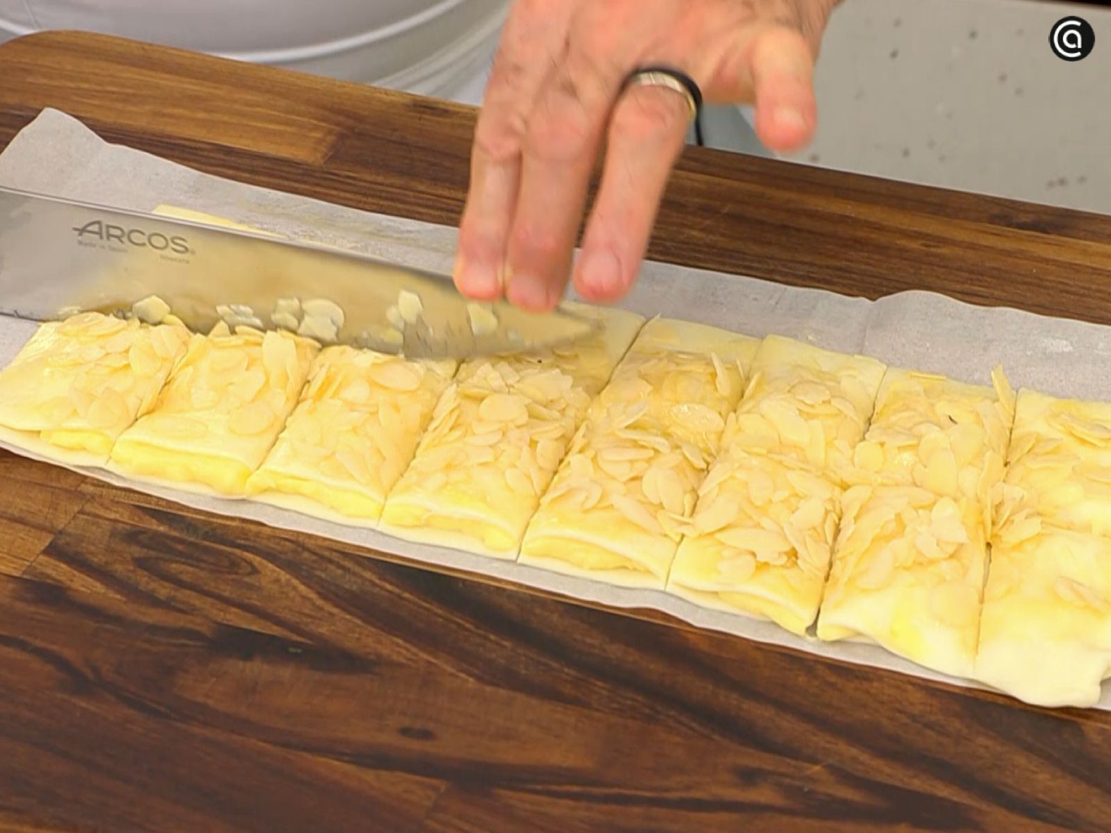 La masa se divide en porciones iguales para asegurar una cocción uniforme.