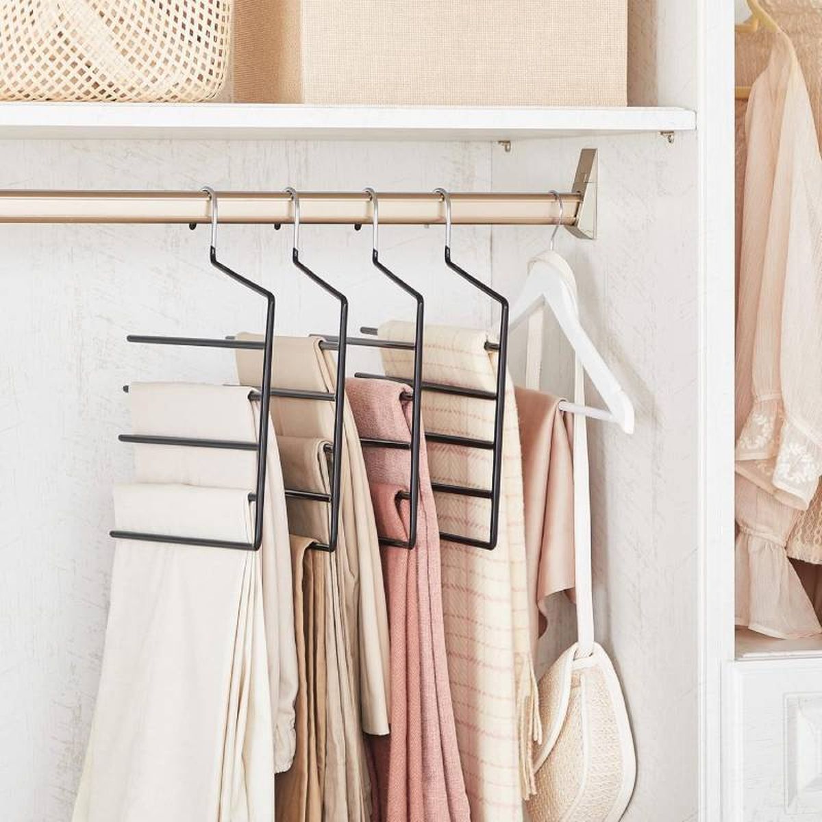 Perchas múltiples para organizar el armario.
