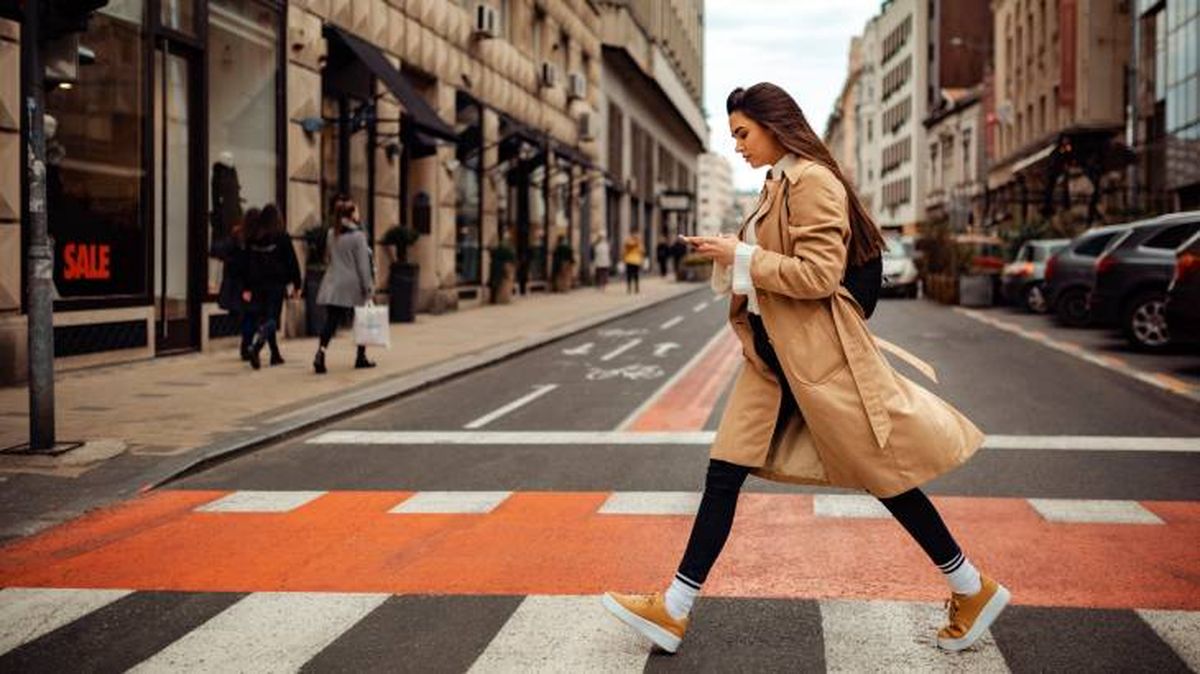 gabardina de cuero marron claro larga