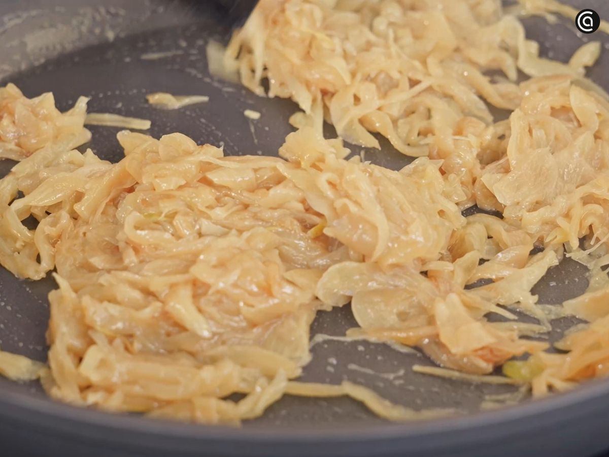 Cocina la cebolla hasta que quede caramelizada.