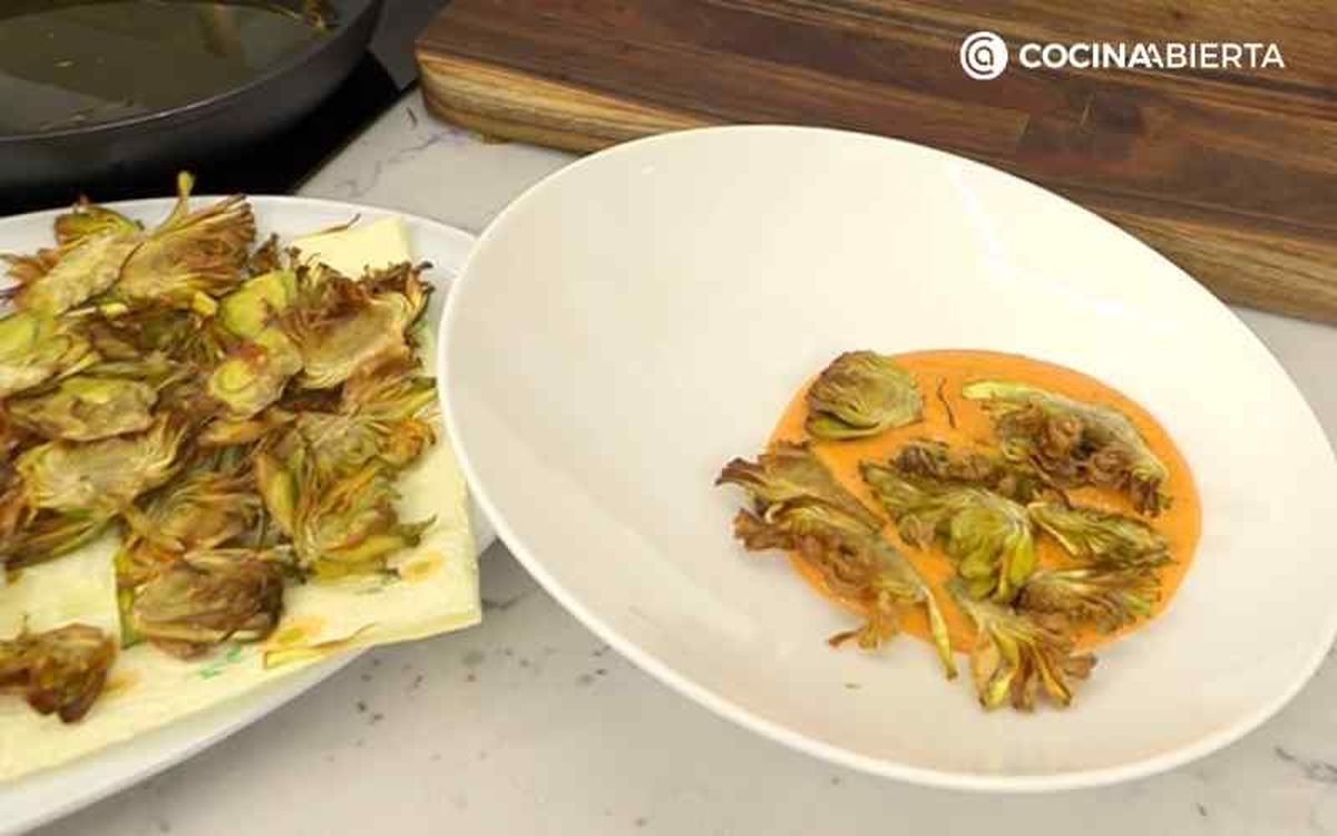 Sirve las alcachofas sobre salsa romesco