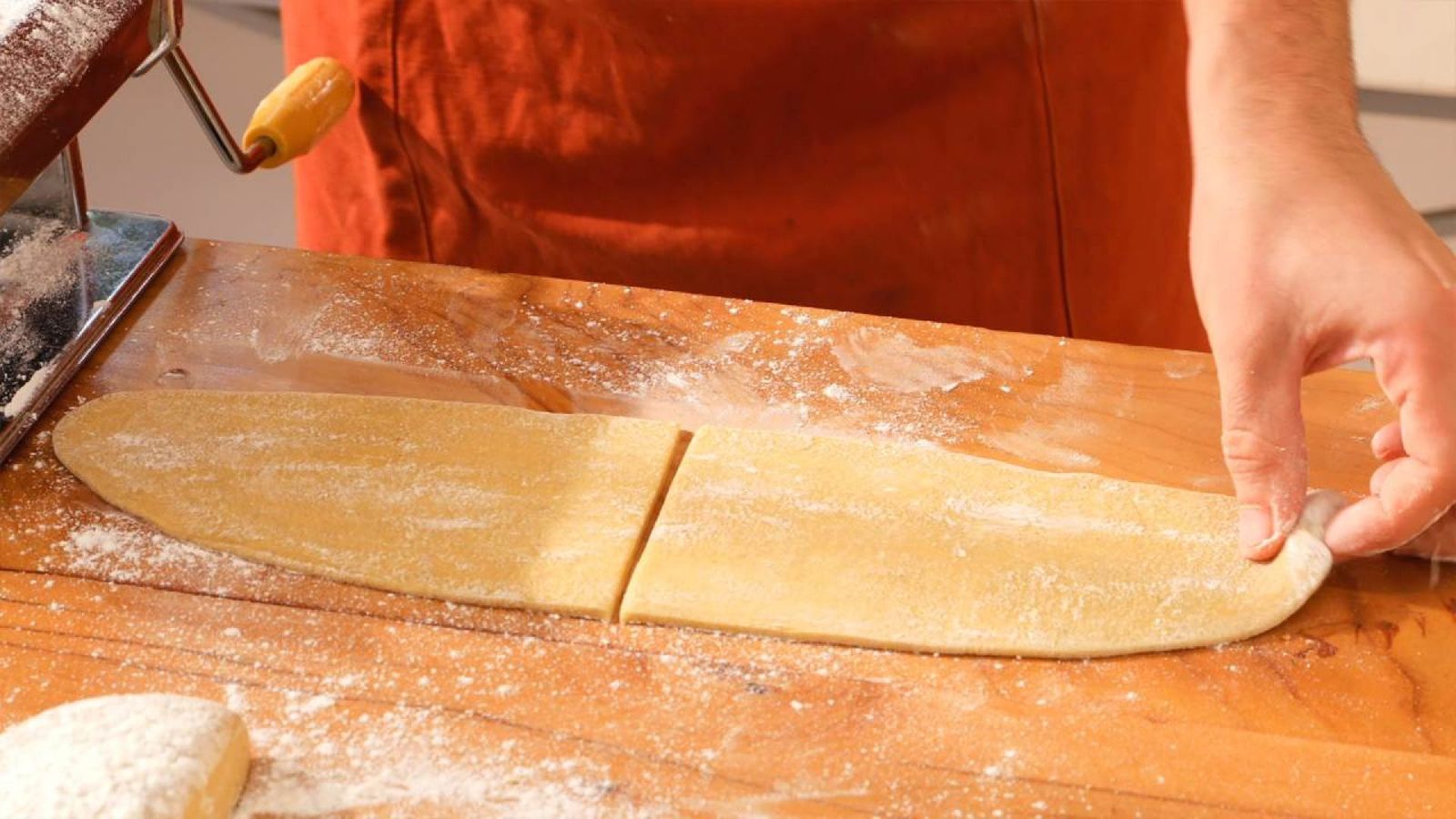 Divide la lámina a la mitad Cómo hacer pasta fresca Paso 4