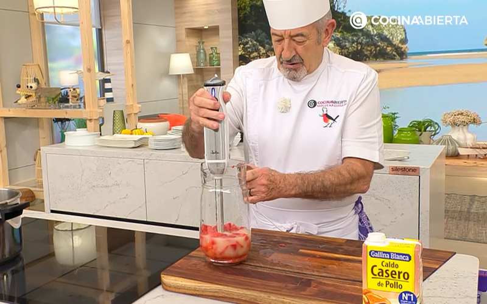 Tritura el pimiento rojo para la salsa Tritura el pimiento rojo para la salsa