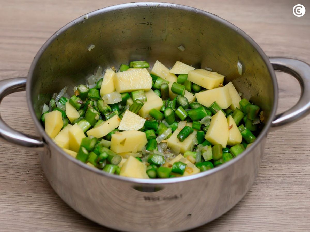 Cocer los espárragos verdes junto con las patata y la cebolla para hacer en crema