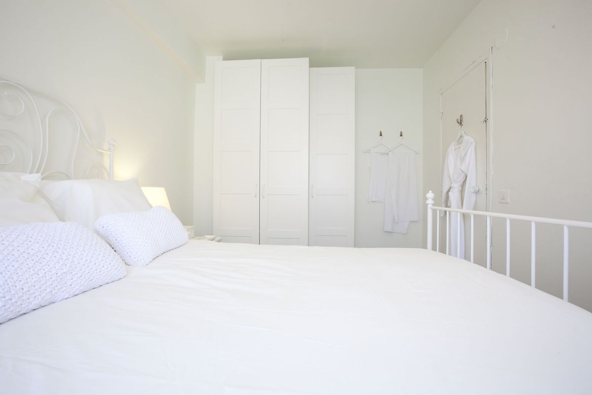 Dormitorio luminoso y romántico d6