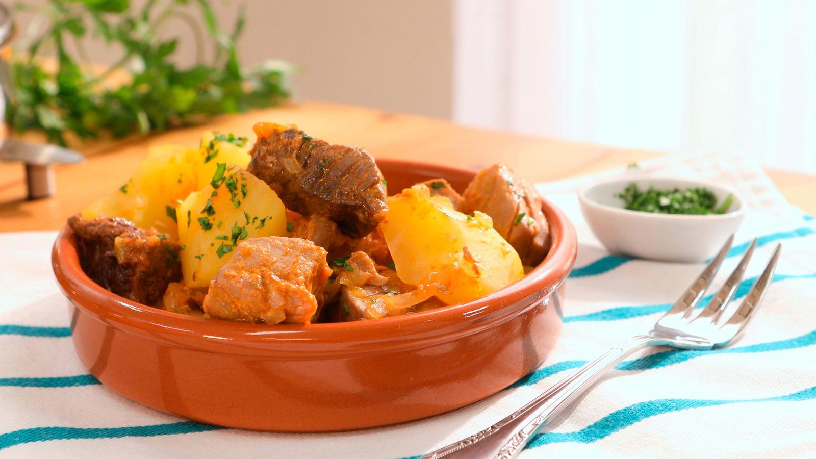 Este marmitako de bonito es un delicioso guiso que captura la esencia de la cocina del norte