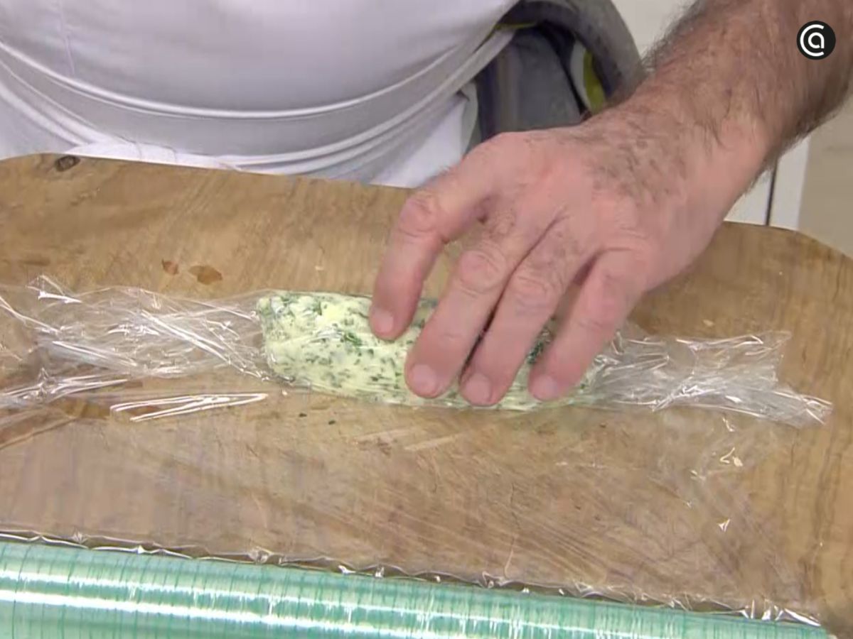 La mantequilla maître d’hôtel se envuelve en film y se forma el clásico rulo.