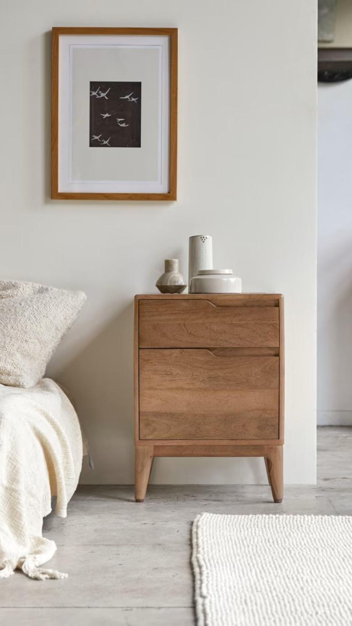 Mesita de noche de mango macizo Grabielle.