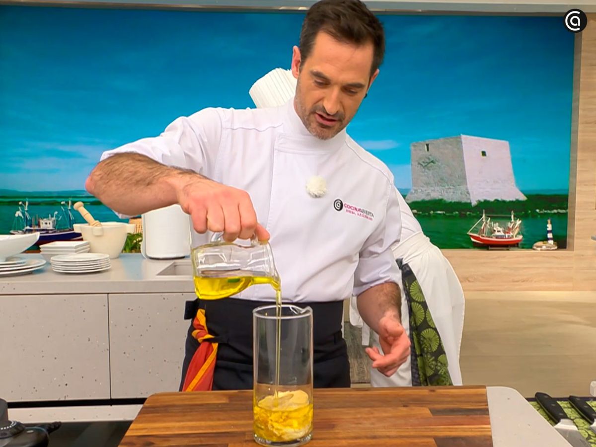 Emulsiona los huevos fritos triturándolos con mostaza, salsa, vinagre y aceite