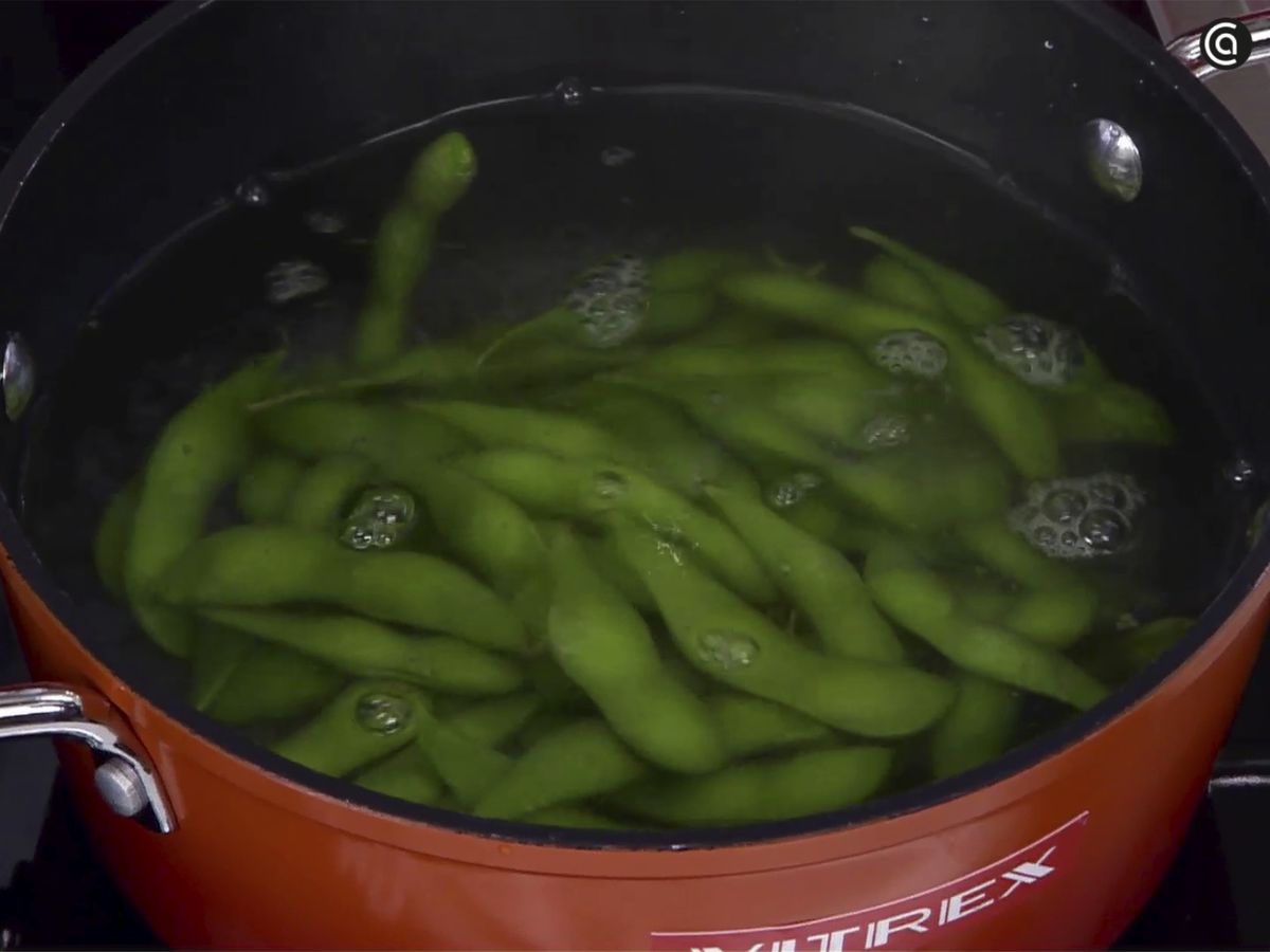 Cuece el edamame en agua hirviendo