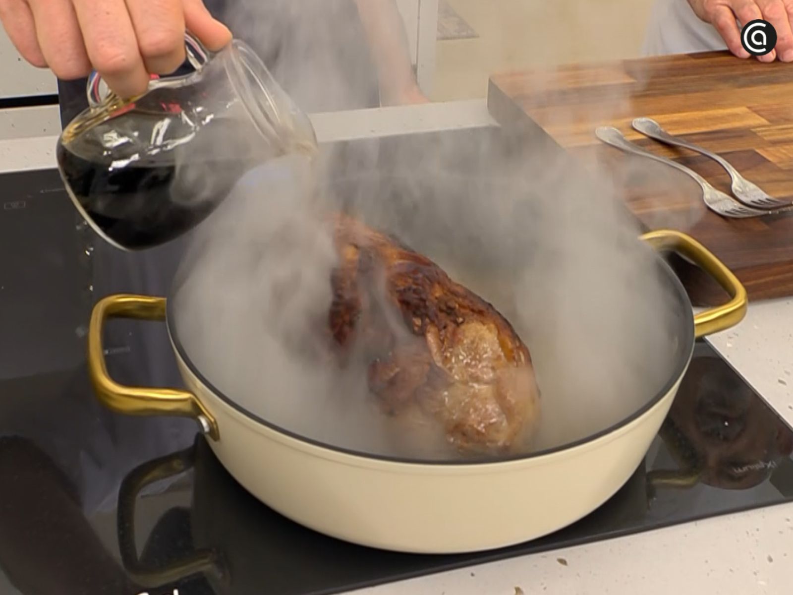 Vertemos el vino sobre la carne.