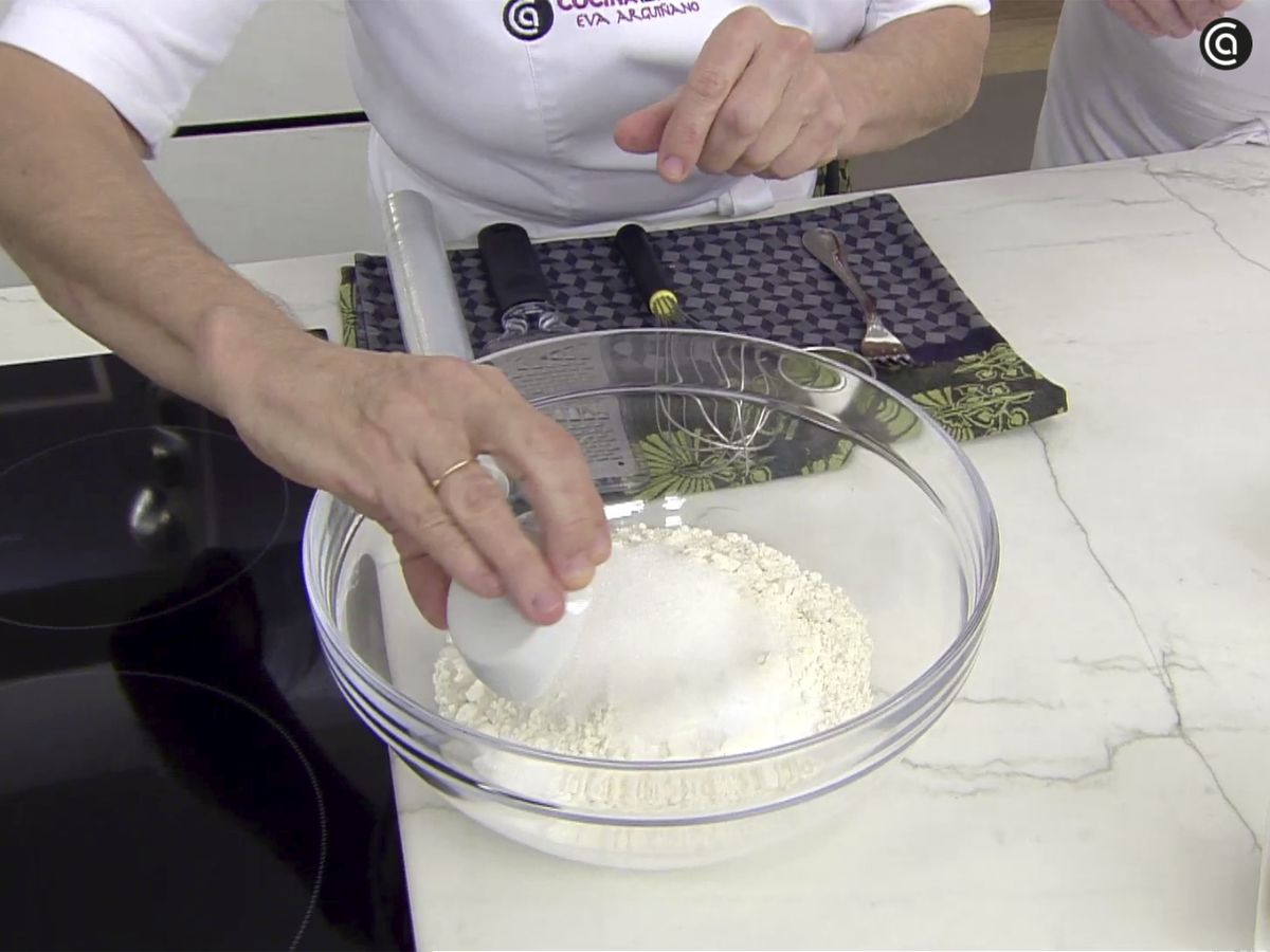 Mezcla todos los ingredientes de la masa