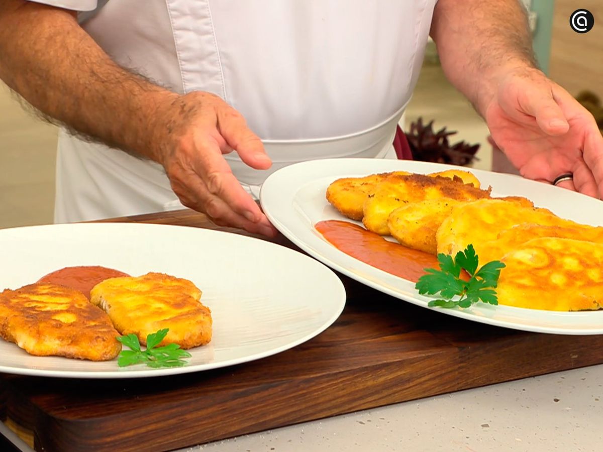 Acompaña las chuletas de lomo de cerdo Villeroy con salsa de tomate