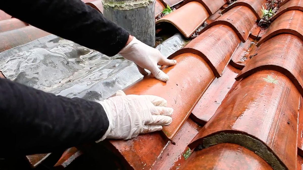 Como pegar una teja con espuma de poliuretano paso 6