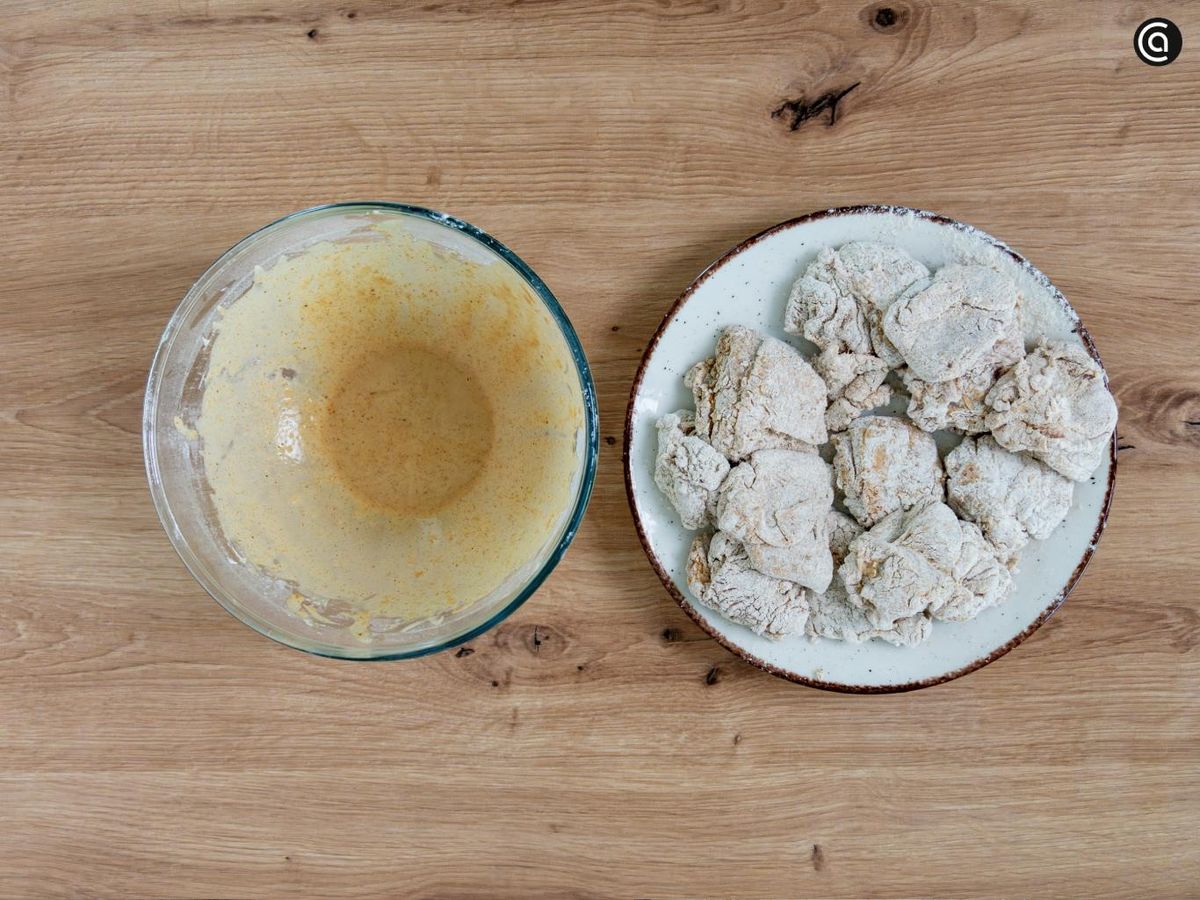El secreto para que el pollo conserve solo una fina capa de harina