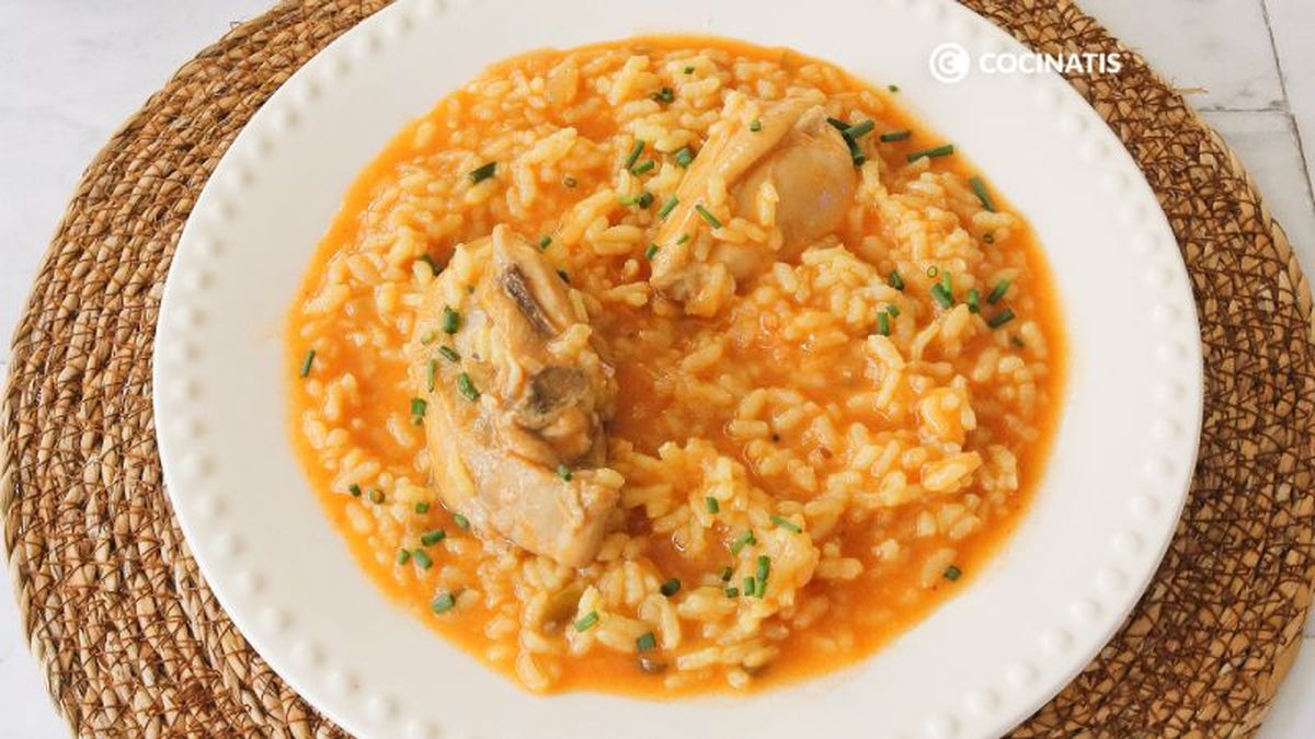 Plato de arroz meloso con pollo