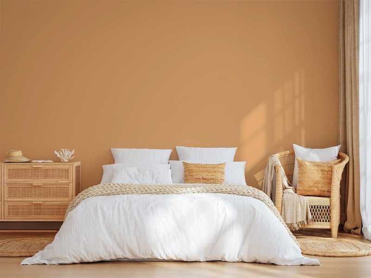 Dormitorio con pared ocre.