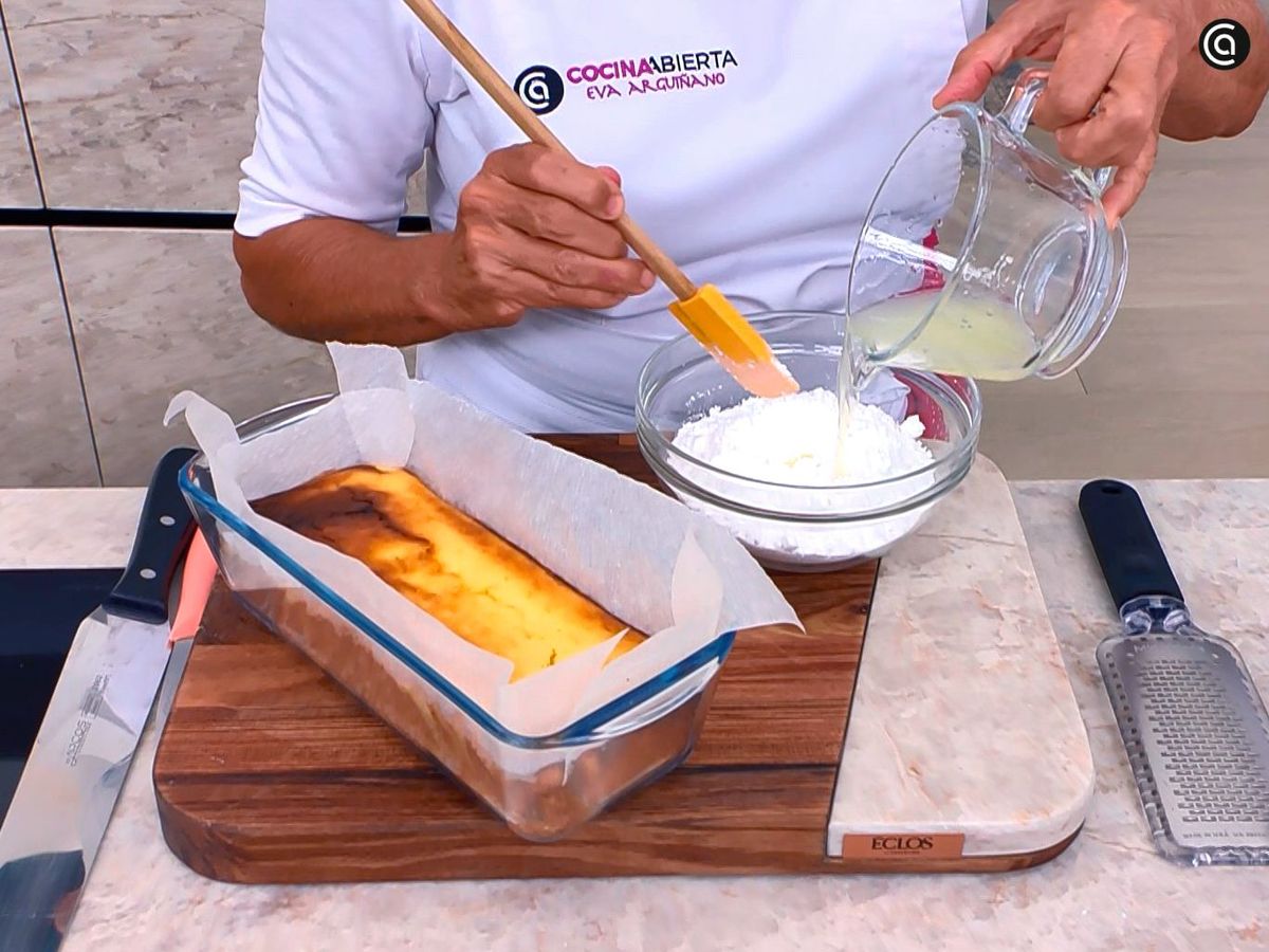 Prepara el glaseado para el pastel de limón